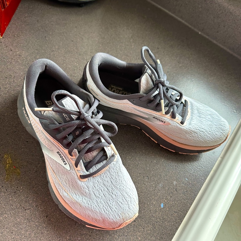 Size 6.5 women brooks like new